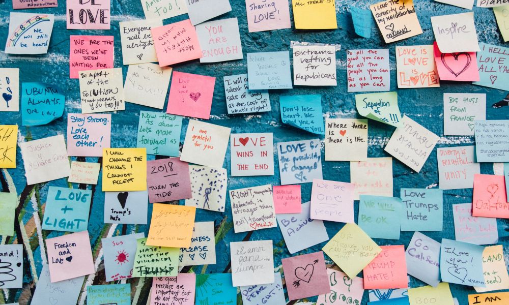 Πώς τα social media κάνουν τα... πάντα για να ξεκινήσουμε να λέμε στους άλλους τι νιώθουμε