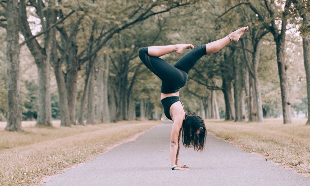 «Οδηγός ευτυχίας»: Έξι συμβουλές που μας υπόσχονται ότι θα ξυπνάμε ευτυχισμένες κάθε πρωί