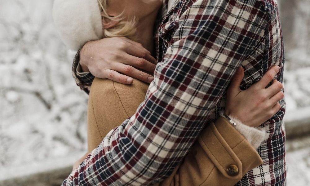 Τρεις λόγοι που μία αγκαλιά είναι πιο σημαντική από όσο νομίζεις