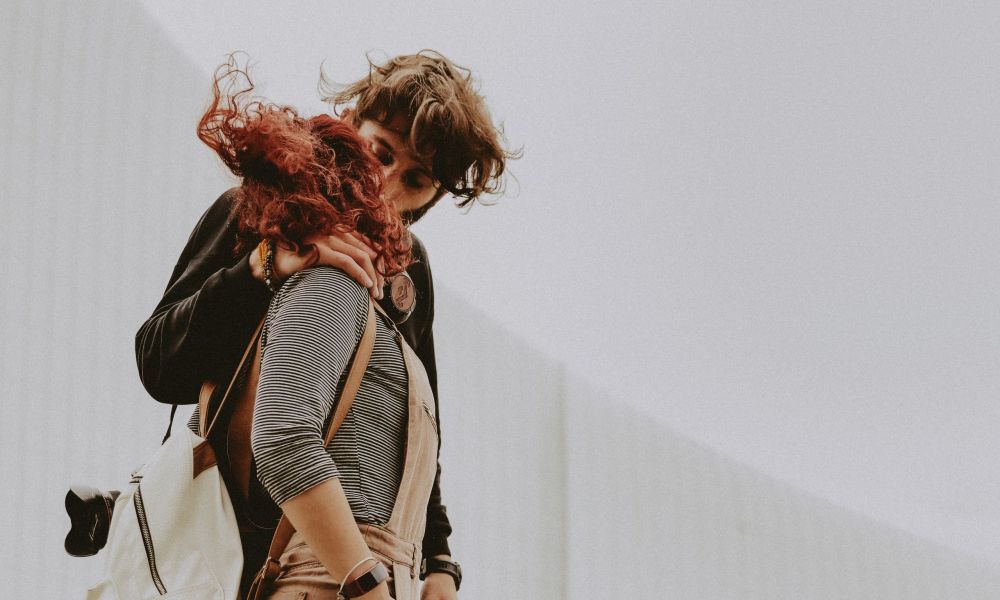 Relationship anxiety: Όταν οι πεταλούδες στο στομάχι γίνονται άγχος και αμφιβολίες για τη σχέση σου