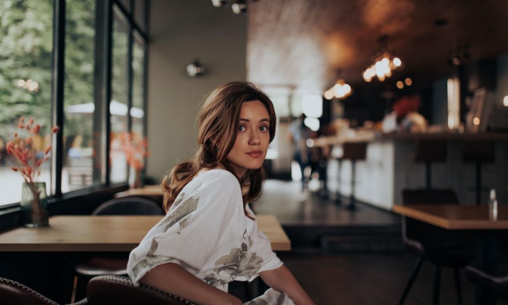 Πώς θα κεράσεις τον εαυτό σου ένα απολαυστικό γεύμα ή ποτό χωρίς να νιώσεις αμήχανα