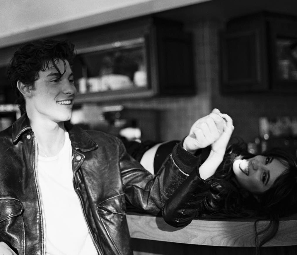 Camila Cabello και Shawn Mendes: To «Señorita» σπάει κάθε ρεκόρ