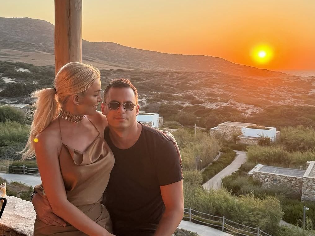 Διπλή γιορτή για την Κατερίνα Καινούργιου η οποία δέχεται ευχές και διαδικτυακά