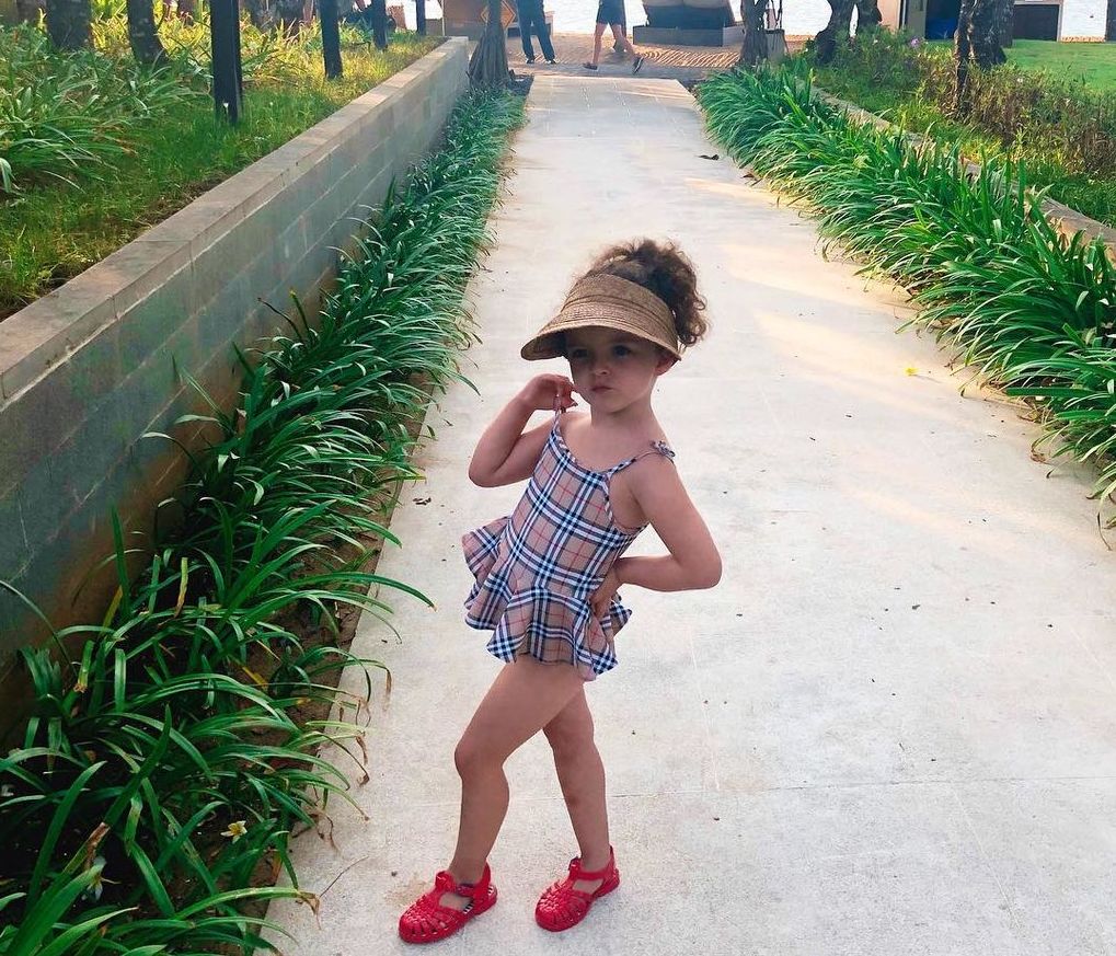 Γνωρίστε την 4χρονη που μένει σε πεντάστερα ξενοδοχεία & ταξιδεύει σε εξωτικούς προορισμούς (pics)