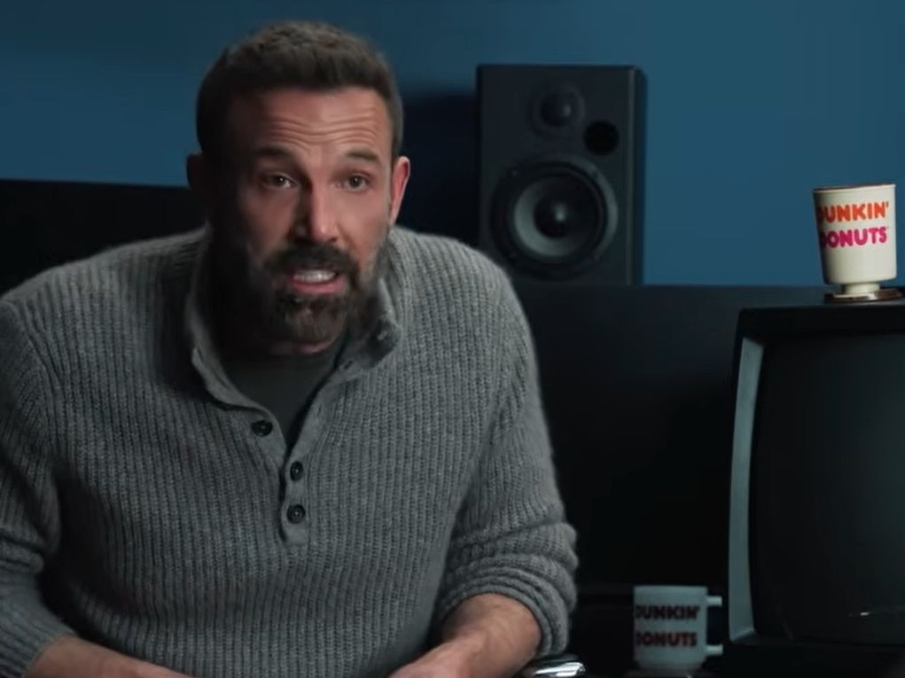 Ο Ben Affleck επιστρατεύει τους Jennifer Aniston και τον Matt LeBlanc στο teaser για το Super Bowl