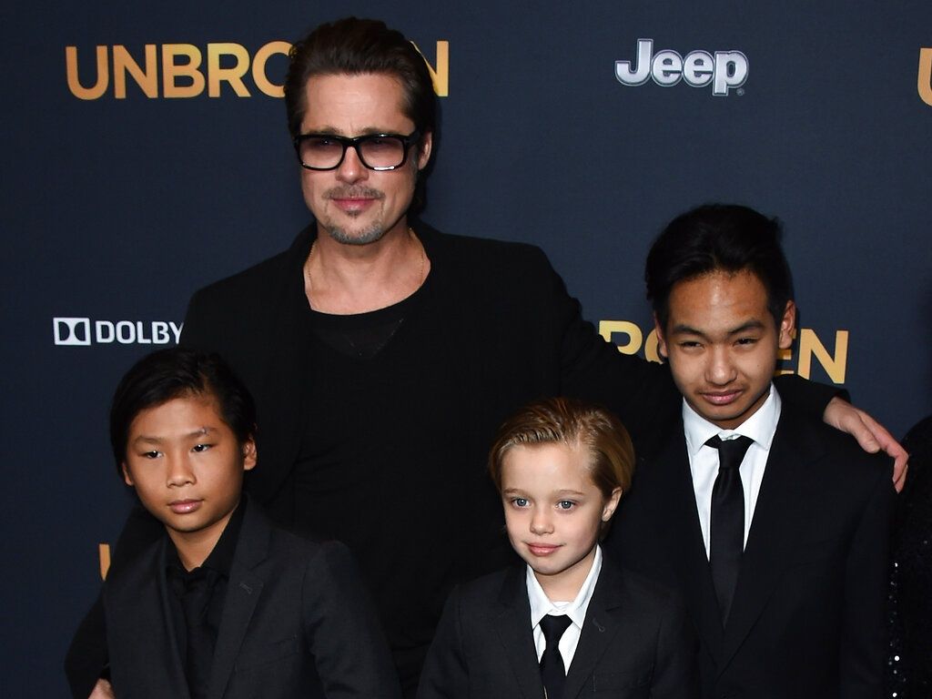 Δύο ακόμη παιδιά του Brad Pitt αφαιρούν το επώνυμό του, ενώ εκείνος ζει τον έρωτά του