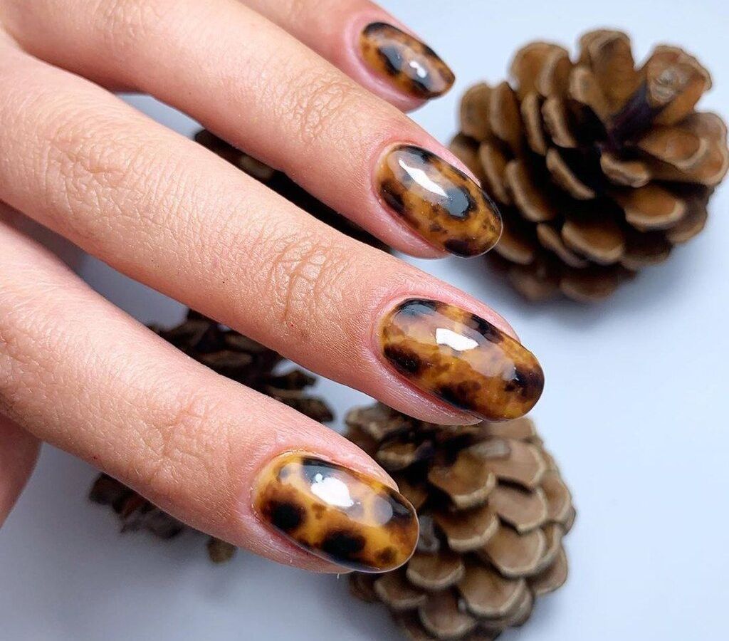 #TortoiseshellNails: Τα νύχια που θυμίζουν ταρταρούγα είναι απλά WOW (+10 σχέδια για να διαλέξεις)