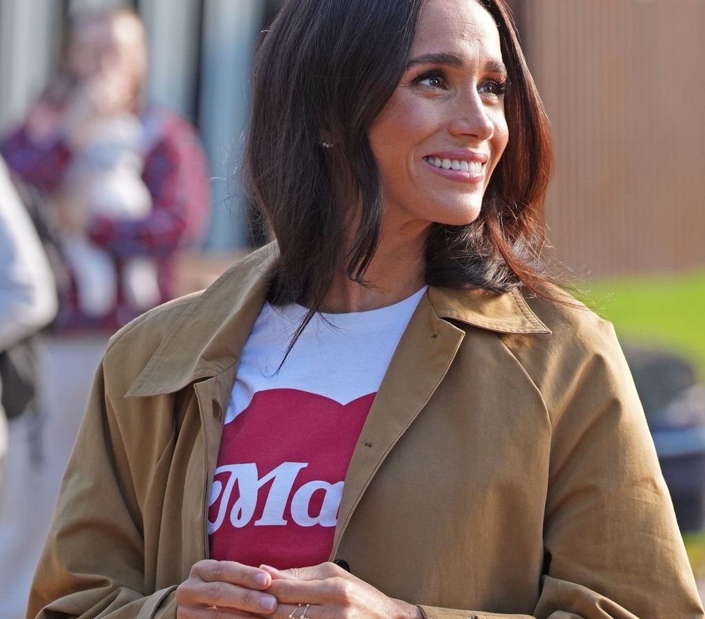 Meghan Markle: Τα looks που ξεχώρισαν στην Αυστραλία και το μήνυμα πίσω από το «Mama» T-shirt
