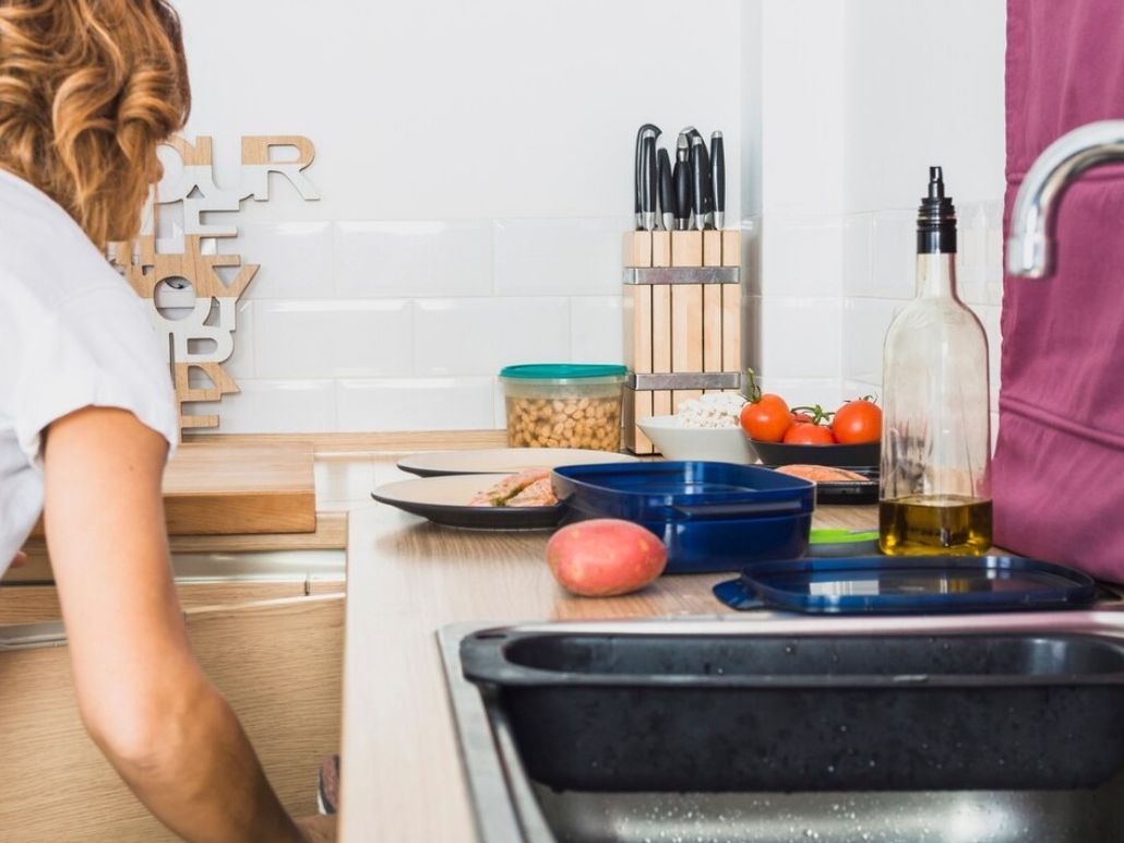 Ξίδι και μαγειρική σόδα τέλος: ρίξε μισό ποτήρι από αυτό το υλικό & η αποχέτευση καθαρίζει μόνη της