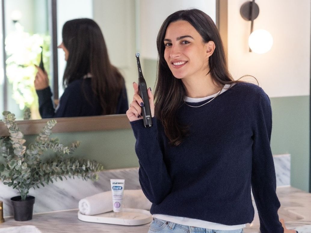 Two minutes that change your Monday -ναι, μιλάμε και για το βούρτσισμα των δοντιών σου