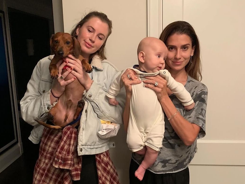 «Είναι τρελή αλλά έσωσε τον μπαμπά μου, Alec», λέει η Ireland Baldwin για τη μητριά της, Hilaria