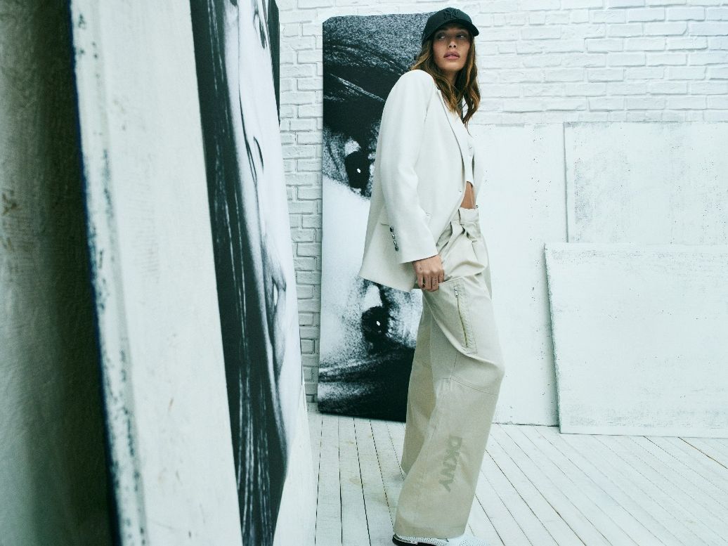 Η DKNY παρουσιάζει την καμπάνια Άνοιξη 2026 με πρωταγωνίστρια τη Hailey Bieber