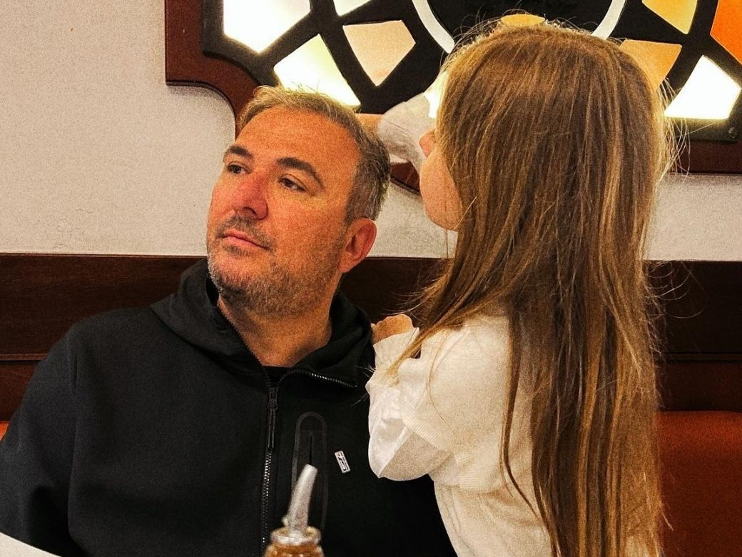 Η Ελένη Πασχαλίδη για πρώτη φορά στη σκηνή με τον μπαμπά της: Η αφιέρωση του Ρέμου & η απορία της