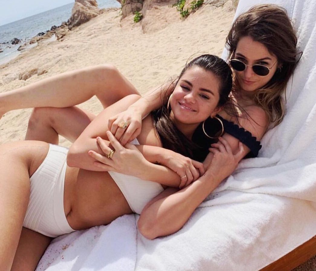 Εντοπίσαμε το μπικίνι της Selena Gomez και δεν θέλεις να μάθεις πόσο κοστίζει