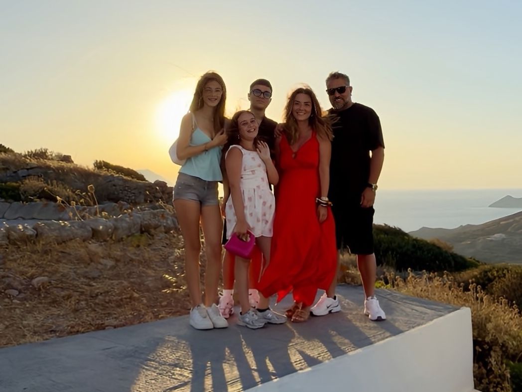 Η Βάσω Λασκαράκη δημοσίευσε μια σπάνια οικογενειακή φωτογραφία με τον Σουλτάτο &τα παιδιά τους
