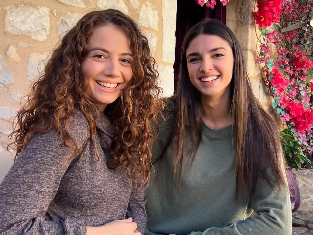 Η συμπλοκή, η σύλληψη 2 ηθοποιών της Γης της ελιάς και η κωμικοτραγική συνέχεια