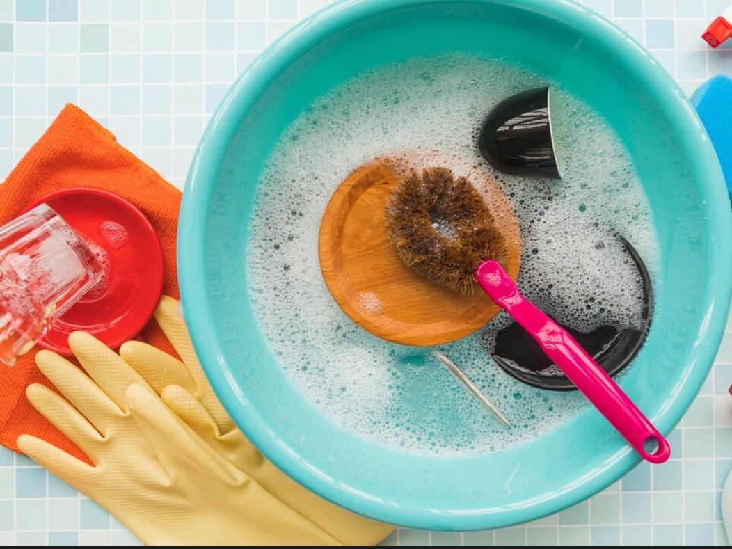 Οι απρόσμενοι λόγοι για τους οποίους δεν πρέπει να αφήνεις τα πιάτα στον νεροχύτη όλη νύχτα