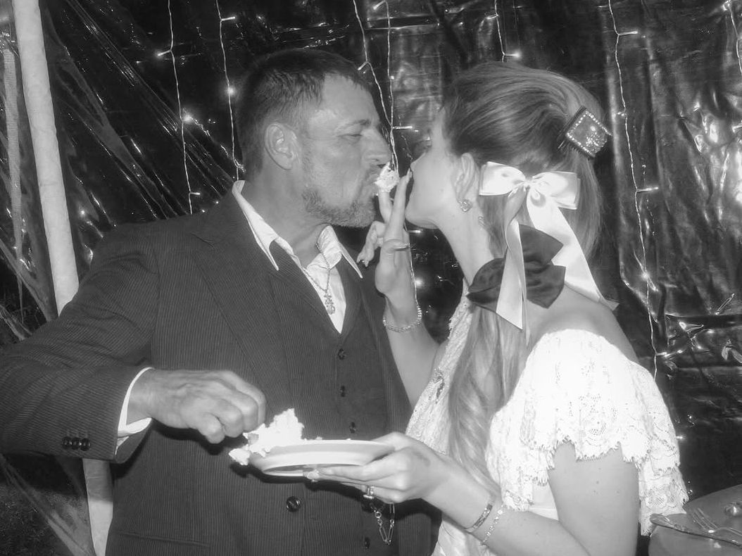 Η Lana Del Rey γιορτάζει την πρώτη επέτειο γάμου με απίθανες αδημοσίευτες φωτογραφίες & ένα μυστικό