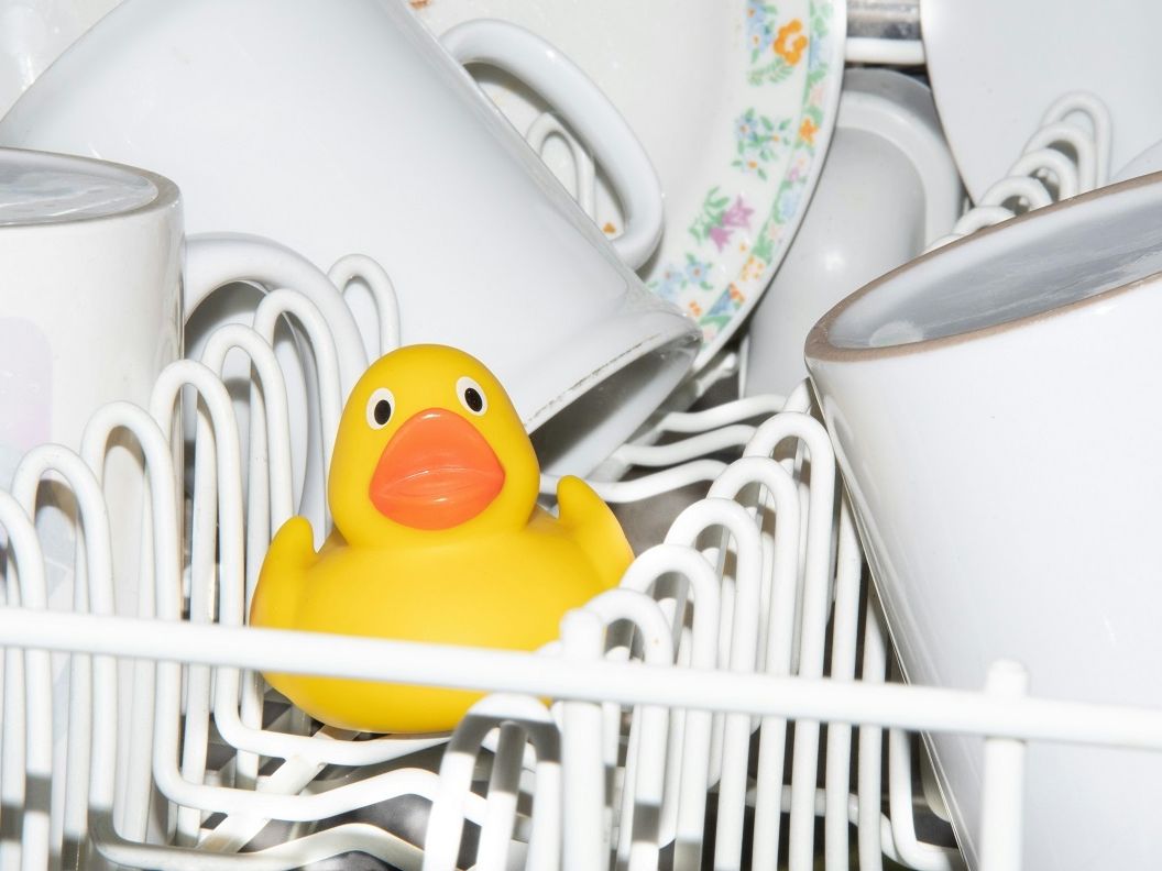 10 αντικείμενα μπάνιου που δεν φανταζόσουν ότι μπορείς να καθαρίσεις στο πλυντήριο πιάτων