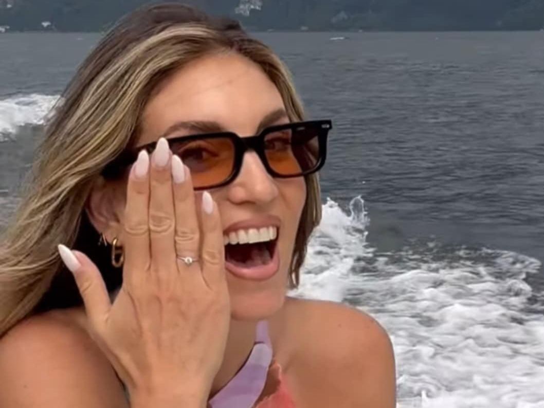 Αρραβωνιάστηκε η Αθηνά Οικονομάκου - Τα χαμόγελα με το μονόπετρο