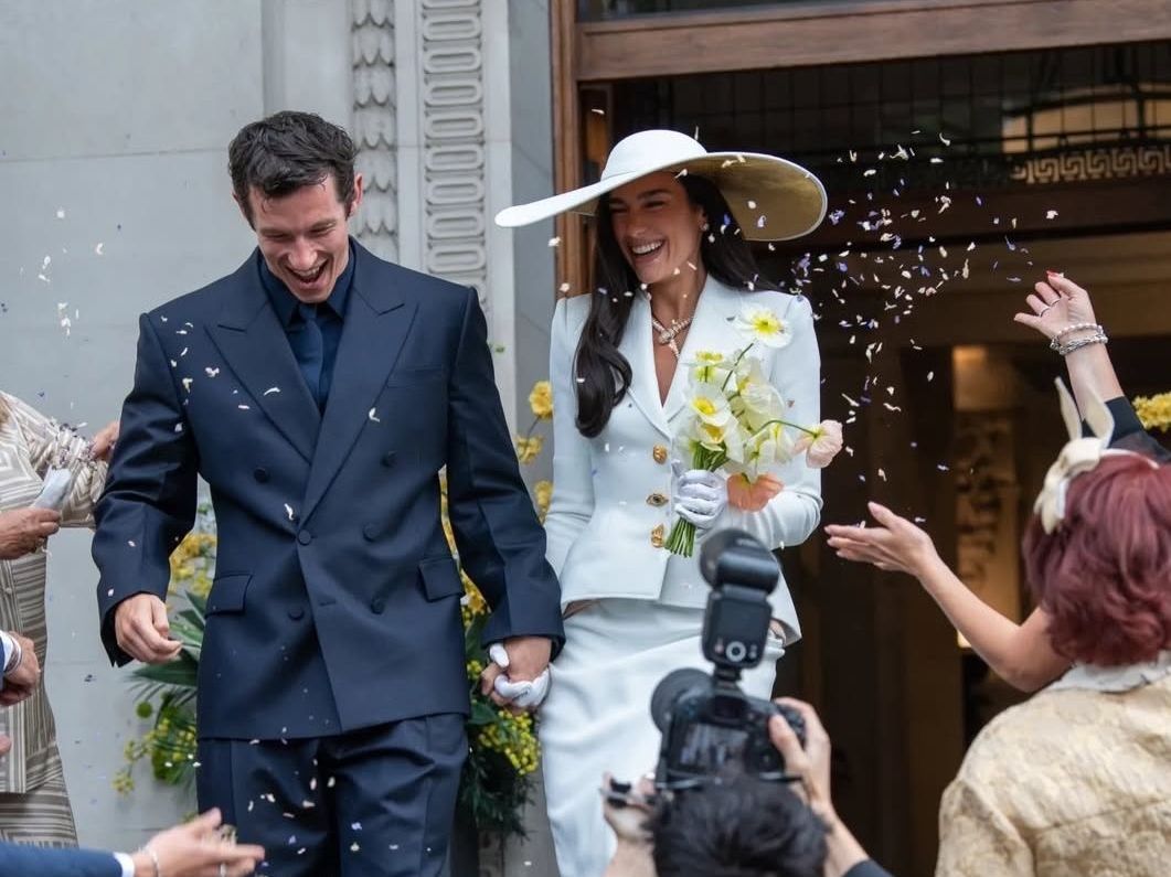 Cool Girl Wedding: Η Dua Lipa παντρεύτηκε τον Callum Turner σε μια κομψή τελετή στο Λονδίνο