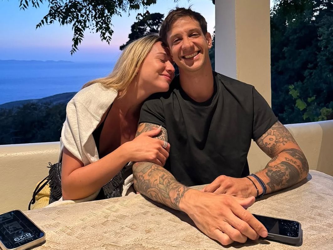 Ο Ηλίας Μπόγδανος έκανε πρόταση γάμου στην Αλεξάνδρα του μπροστά στους γονείς της & σε όλο τον κόσμο