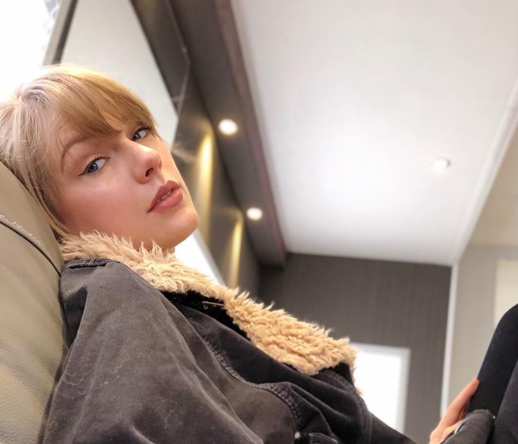 Η Taylor Swift δεν πήγε στα Όσκαρ και το αγόρι της βρήκε άλλη παρέα