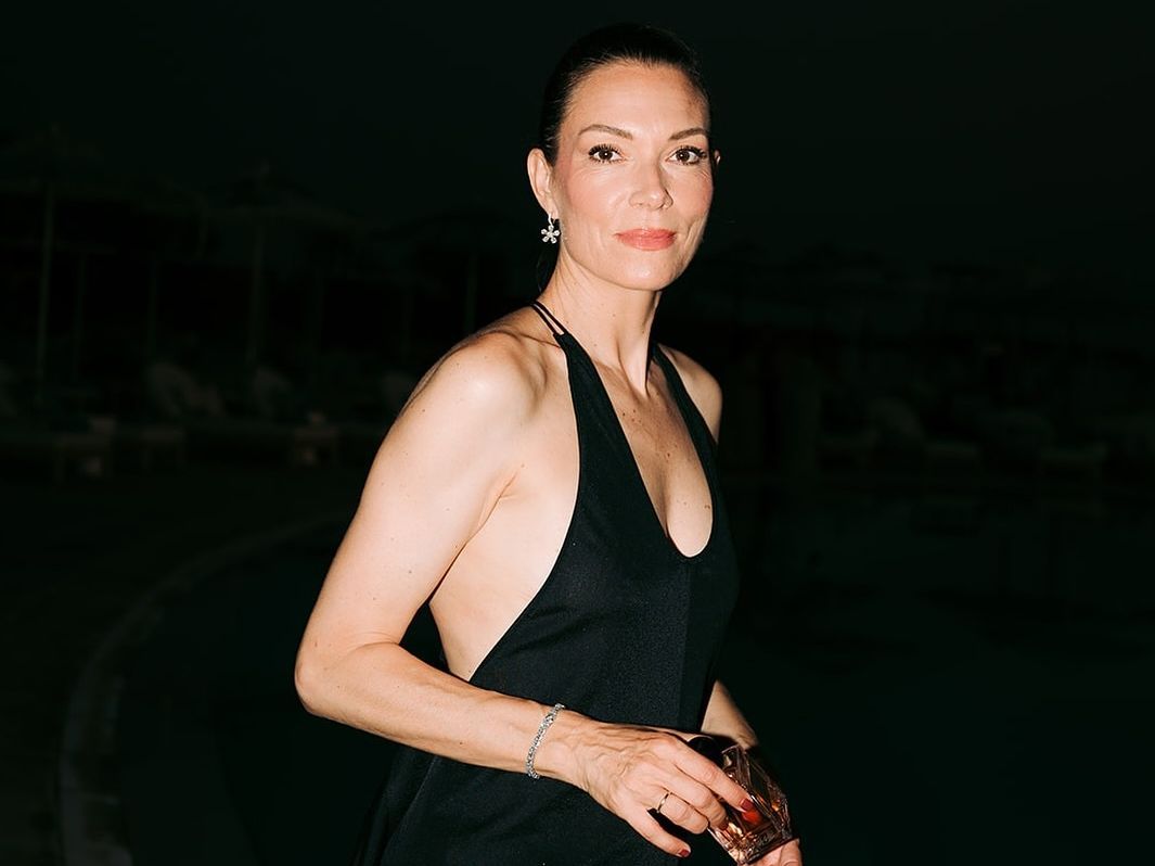 Η Βίκυ Καγιά σού δείχνει πώς το πιο απλό μαύρο φόρεμα γίνεται η πιο classy επιλογή