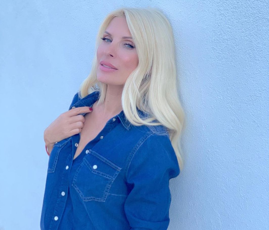 Ελένη Μενεγάκη: Η φωτογραφία με το σέξι σορτς και το τέλειο κορμί της