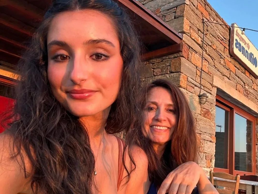 Βάσω Γουλιελμάκη: Ποζάρει με την 21χρονη κόρη της και λέει πως σημασία δεν έχει το πού αλλά με ποιον