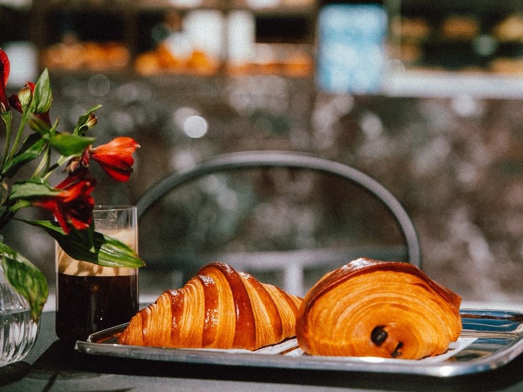 Πού θα φας το πρωί κρουασάν από βραβευμένο pastry chef και το βράδυ πιάτα από Michelin-starred σεφ;