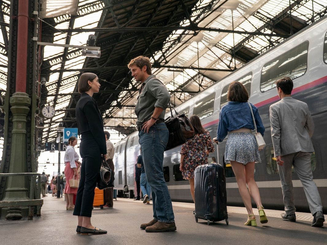 Emily In Paris: Η έκτη σεζόν θα βρει την Lily Collins στην Ελλάδα και ήρθε η επιβεβαίωση (περίπου)