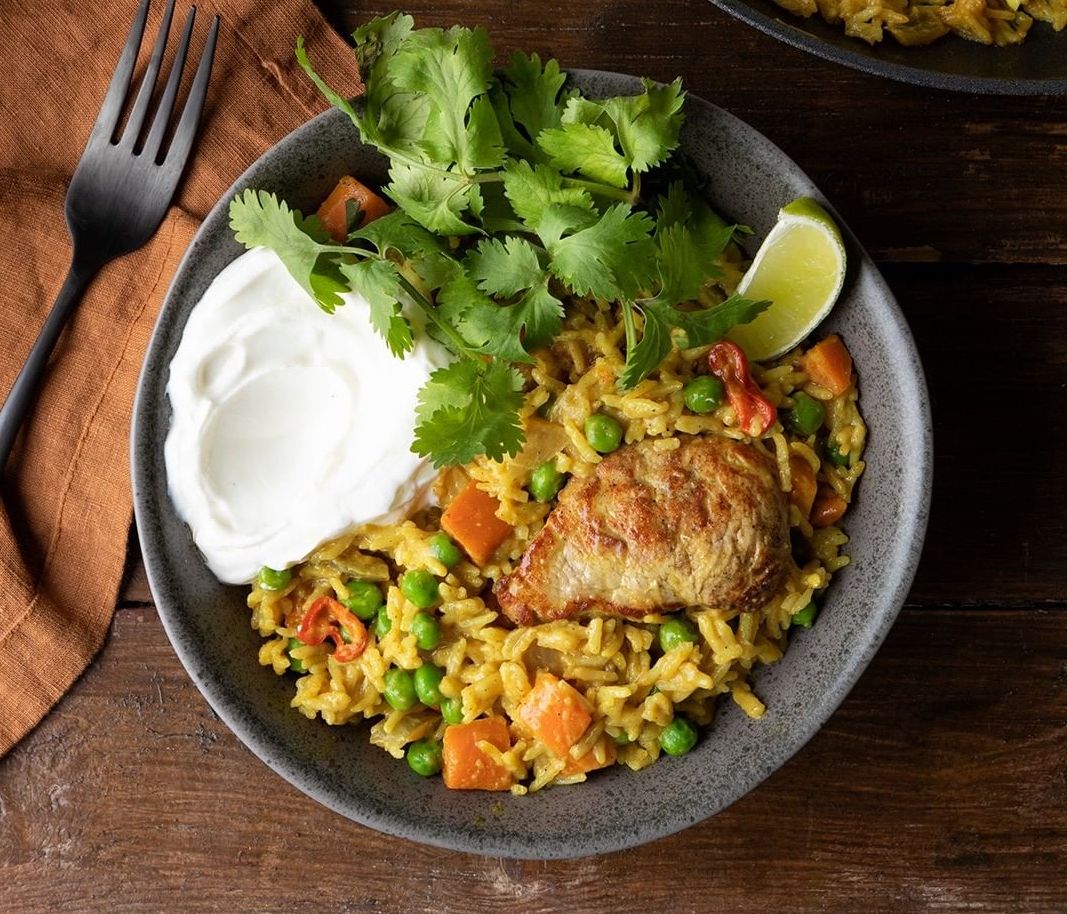 Άκης Πετρετζίκης: Χοιρινό κάρι με ρύζι