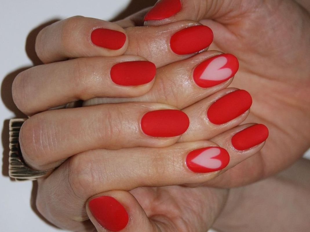 Valentine’s nails! Τα πιο παιχνιδιάρικα σχέδια στο manicure για τη γιορτή των ερωτευμένων