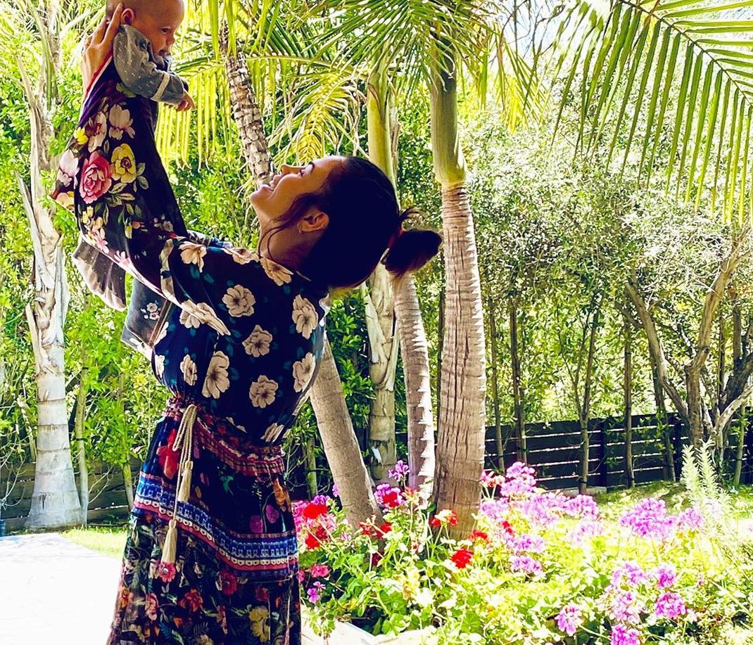 Η star ποζάρει με μαγιό... 11 εβδομάδες μετά τη γέννα και το κορμί της συγκλονίζει (photos)