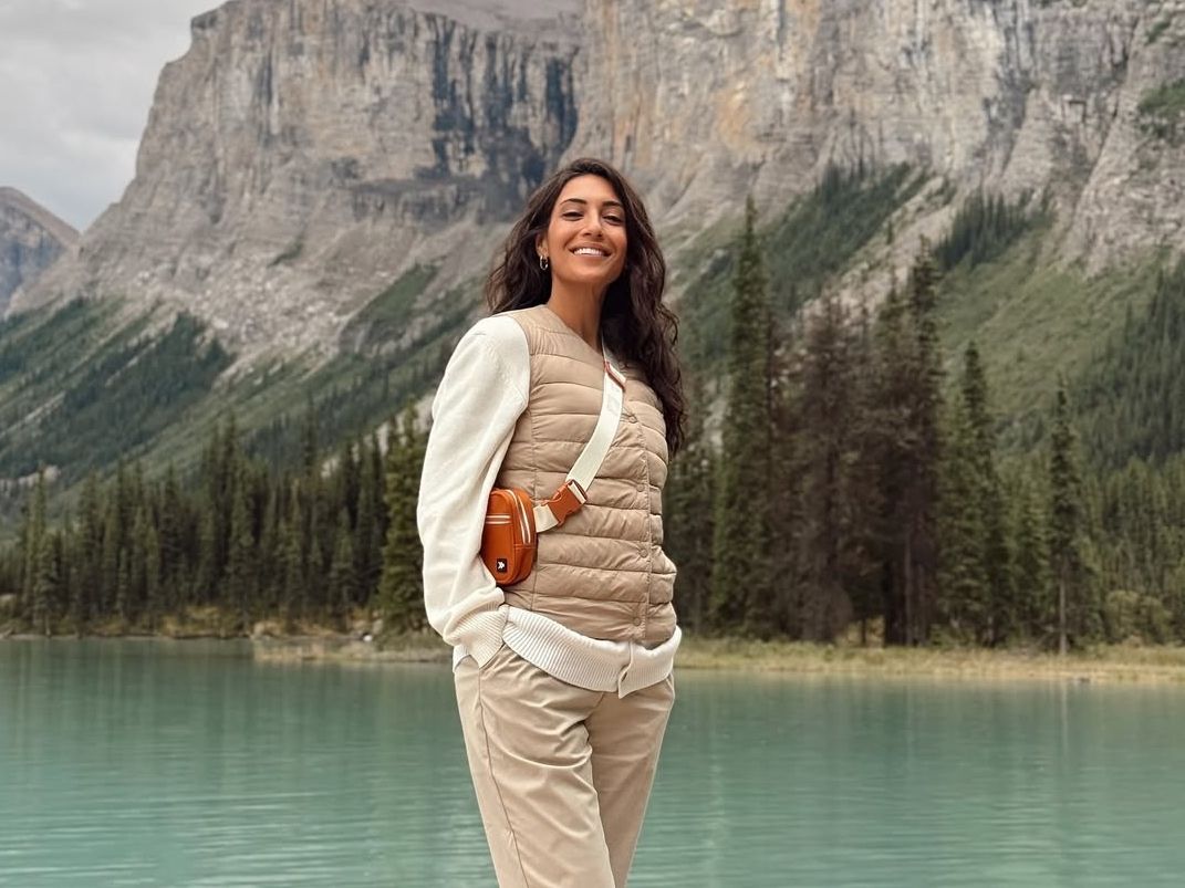 Η Ευγενία Σαμαρά δίνει μαθήματα casual chic με εκρού outfit για εξορμήσεις το Σαββατοκύριακο