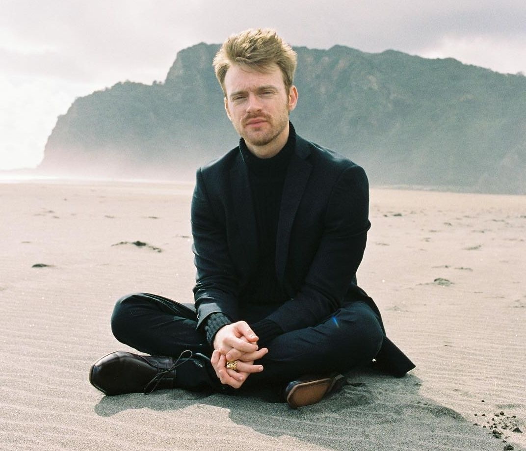 Εσύ ξέρεις ποιος είναι ο γοητευτικός νεαρός της φωτογραφίας;