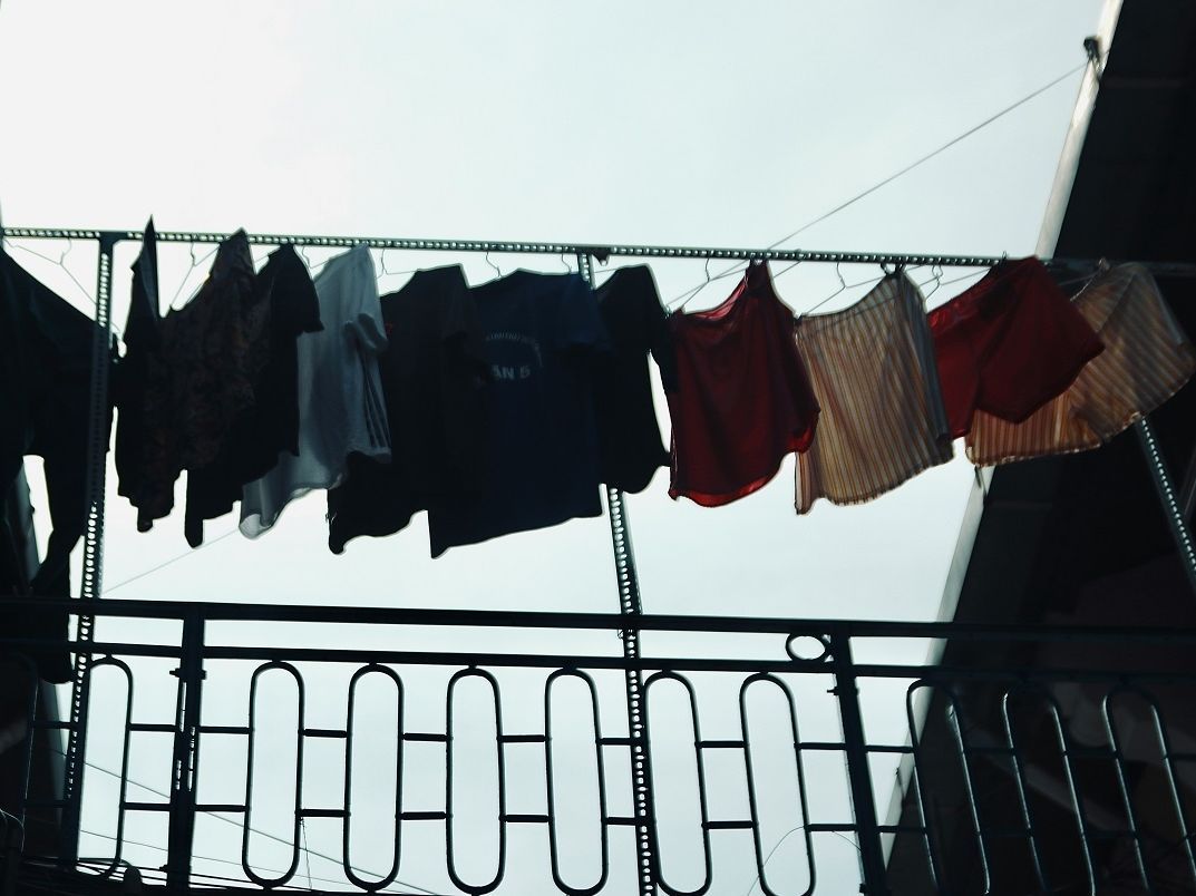 Στέγνωμα ρούχων το φθινόπωρο: Bάλε μία πετσέτα πάνω στην απλώστρα και θα μας θυμηθείς