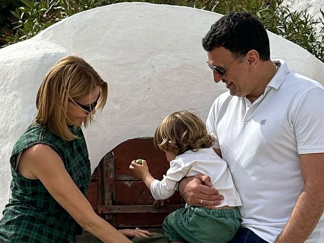 Ο Κικίλιας junior ποζάρει μπροστά από Εύζωνες ανήμερα της 28ης Οκτωβρίου και εύχεται «Χρόνια Πολλά»