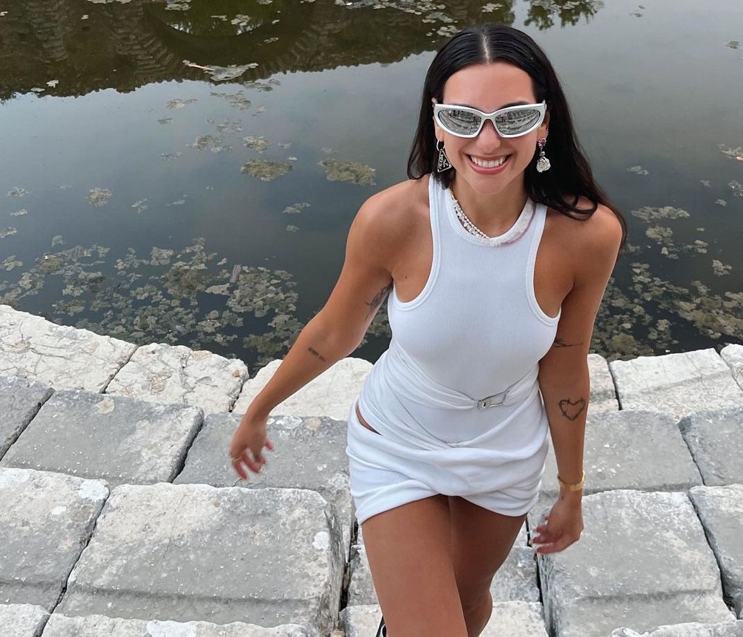 Θέλεις να κάνεις τη διαφορά; Φόρεσε τα σκουλαρίκια σου τόσο απρόβλεπτα όσο η Dua Lipa