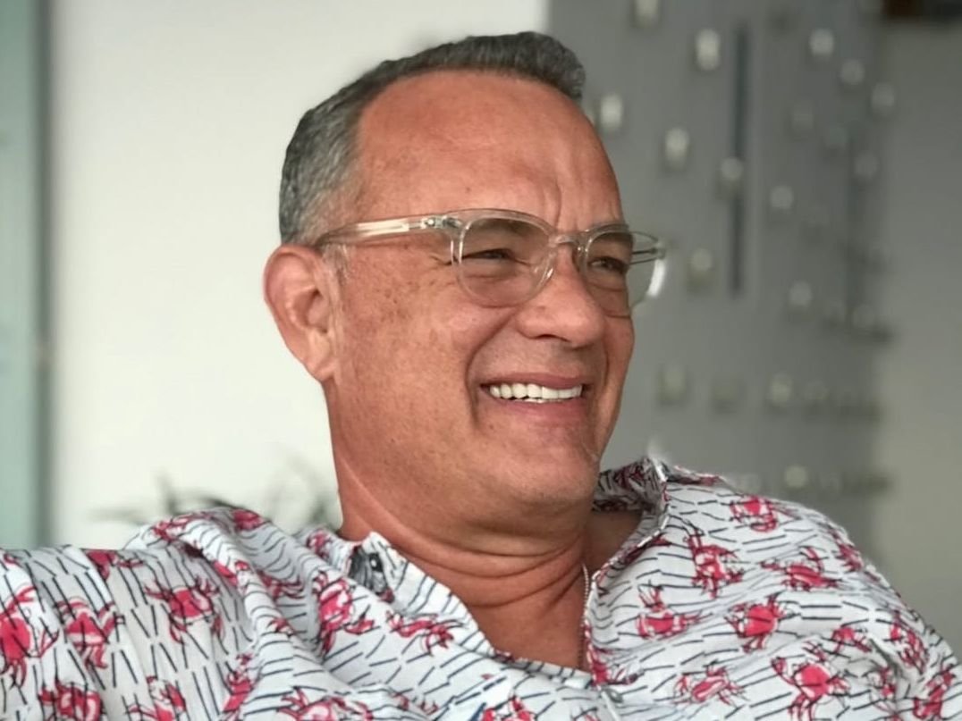 O Tom Hanks βουτάει (διπλής) στα 69 χρόνια ζωής σαν γνήσιος Ελλήνας