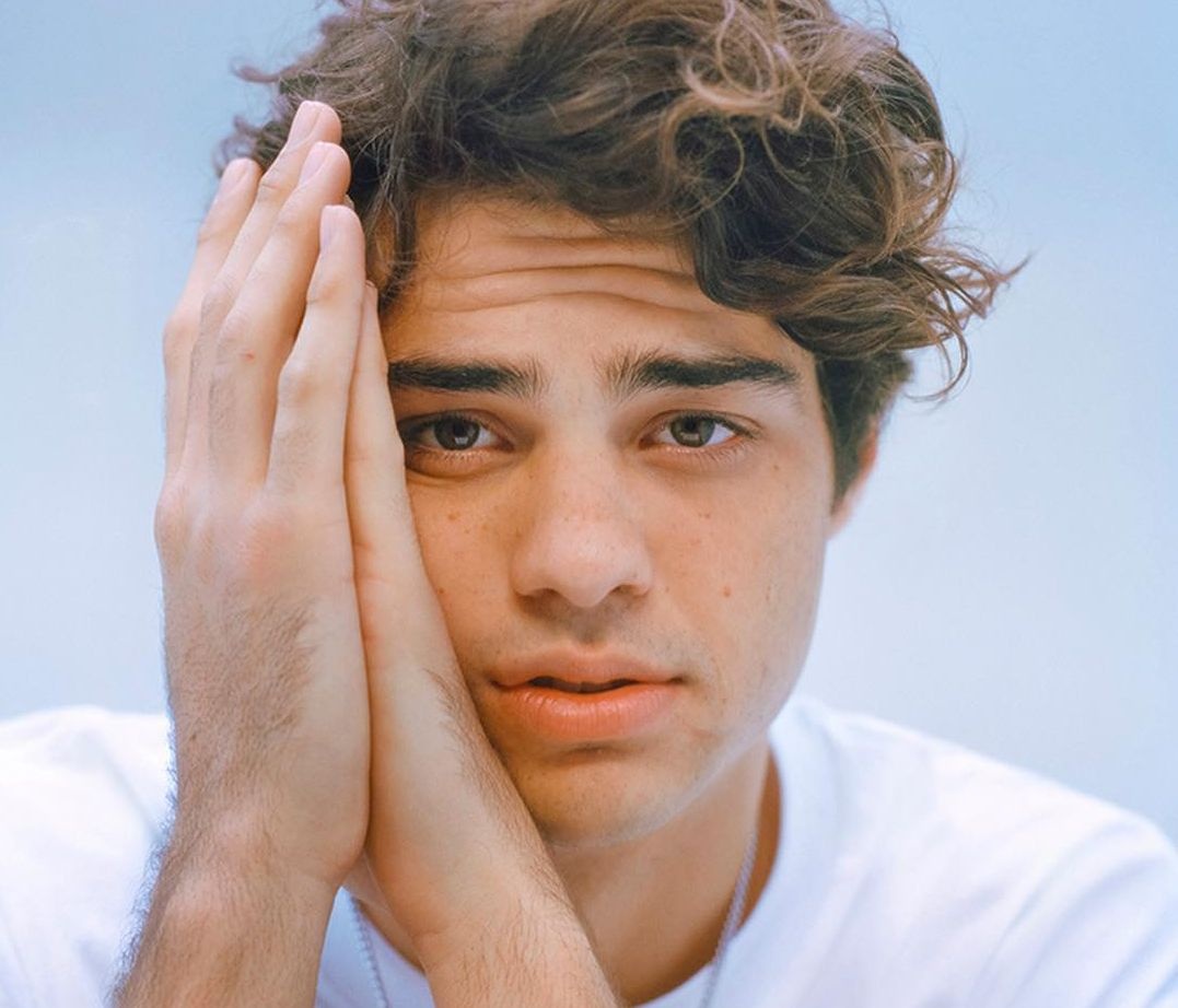 Ο Noah Centineo δοκιμάζει πράγματα που δεν έχει κάνει ποτέ πριν και το θέαμα είναι αστείο