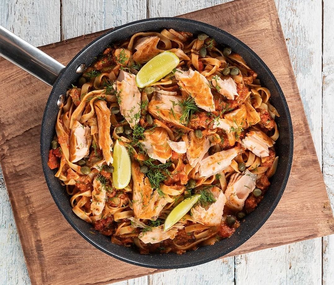 Άκης Πετρετζίκης: Ταλιατέλες με σολομό