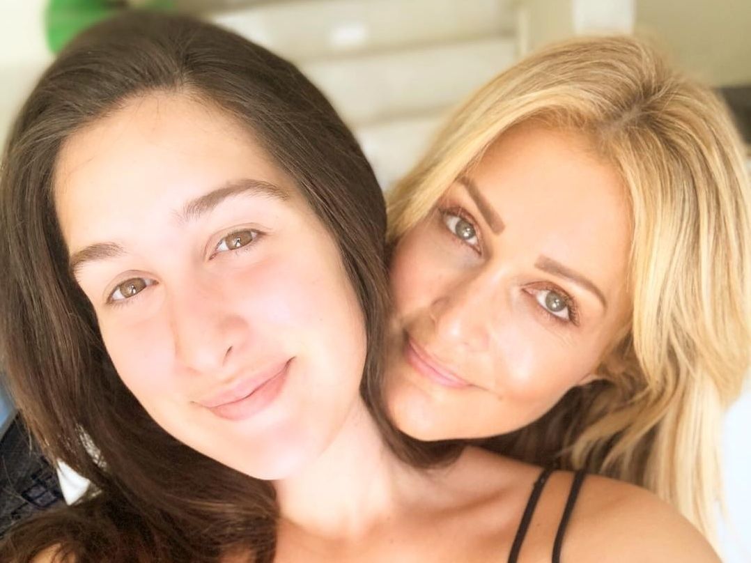 Η Ανδριάννα Φουστάνου τραγούδησε με τη Νατάσα Θεοδωρίδου & η Ελένη Μενεγάκη σχολίασε με ενθουσιασμό