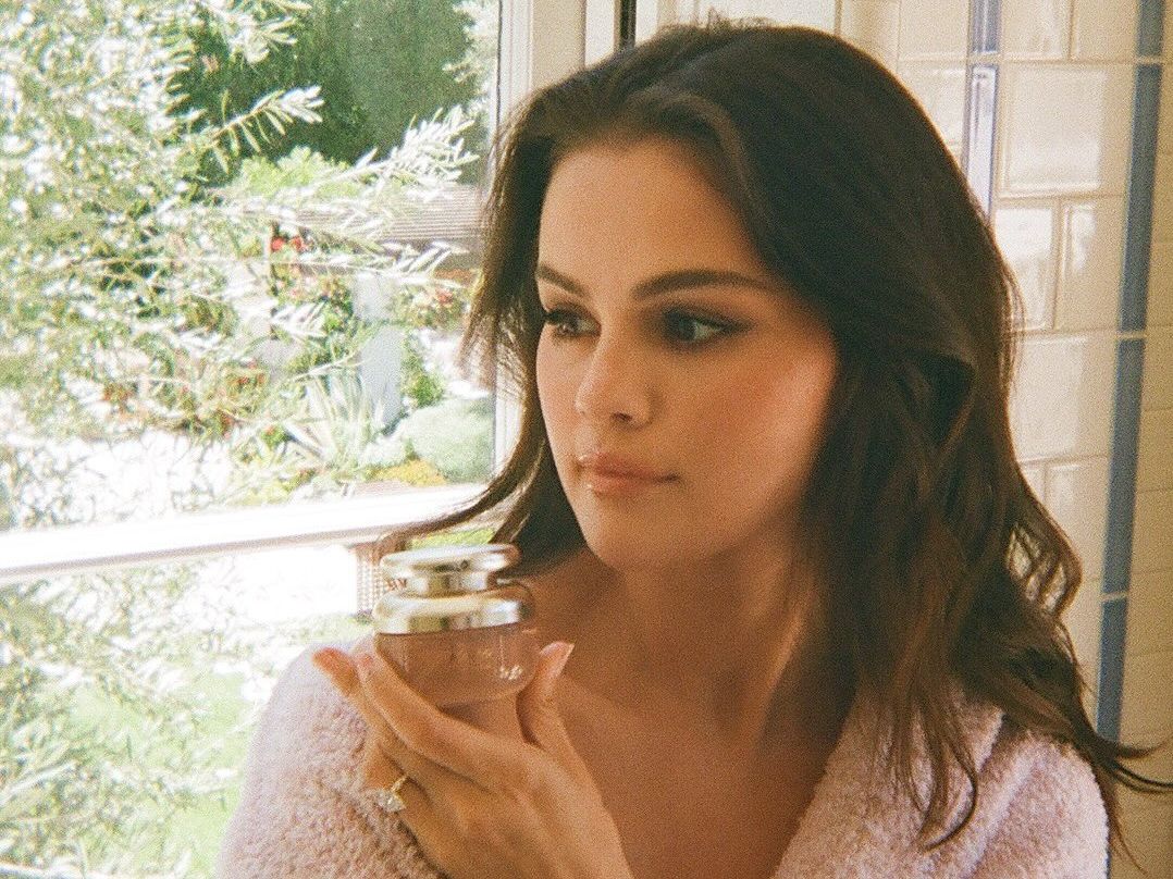 Pumpkin Spice: Το χρώμα στο manicure που η Selena Gomez «ψηφίζει» για το φθινόπωρο