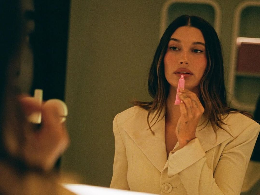 Τι να κάνεις αντί για μπότοξ: Η Hailey Bieber ξέρει και δίνει συμβουλές