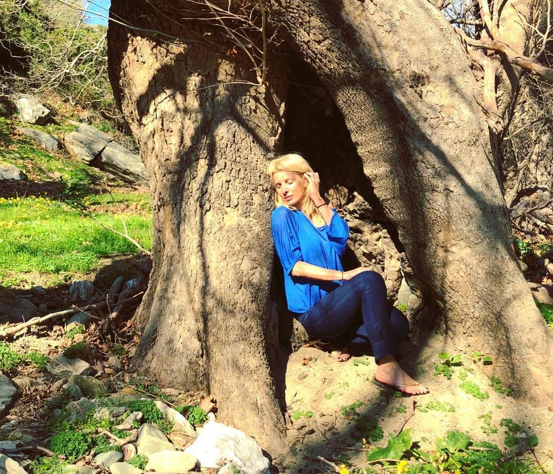 Η Μενεγάκη απολαμβάνει το Σαββατοκύριακο στην Άνδρο: Το αστείο βίντεο και τα γέλια της Μαρίνας της!