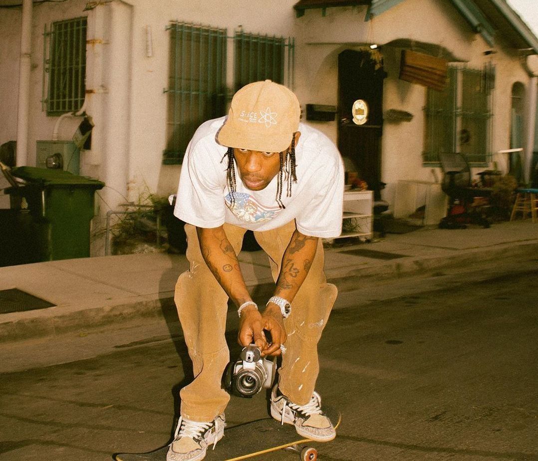 Ο Travis Scott ξαναχτυπά με το νέο music video του «Out West»