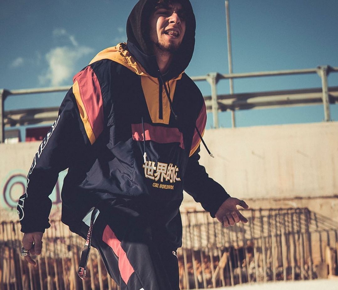 Lil Koni: Ο 19χρονος που έχει συνεργαστεί με τον Mad Clip έβγαλε το νέο track «Άκου Τι Λέει»