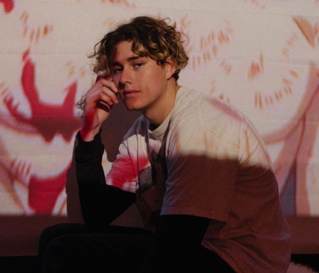 Αυτός είναι ο κούκλος διάσημος Tik-Toker και πρέπει να τον ακολουθήσεις ASAP